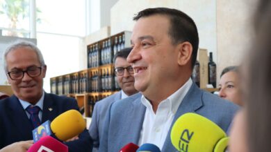 El consejero de Agricultura, Agua y Desarrollo Rural, Francisco Martínez Arroyo, visita las inversiones realizadas con ayudas del Gobierno regional en la Cooperativa Jesús del Perdón-Bodegas Yuntero. (Fotos: JCCM)