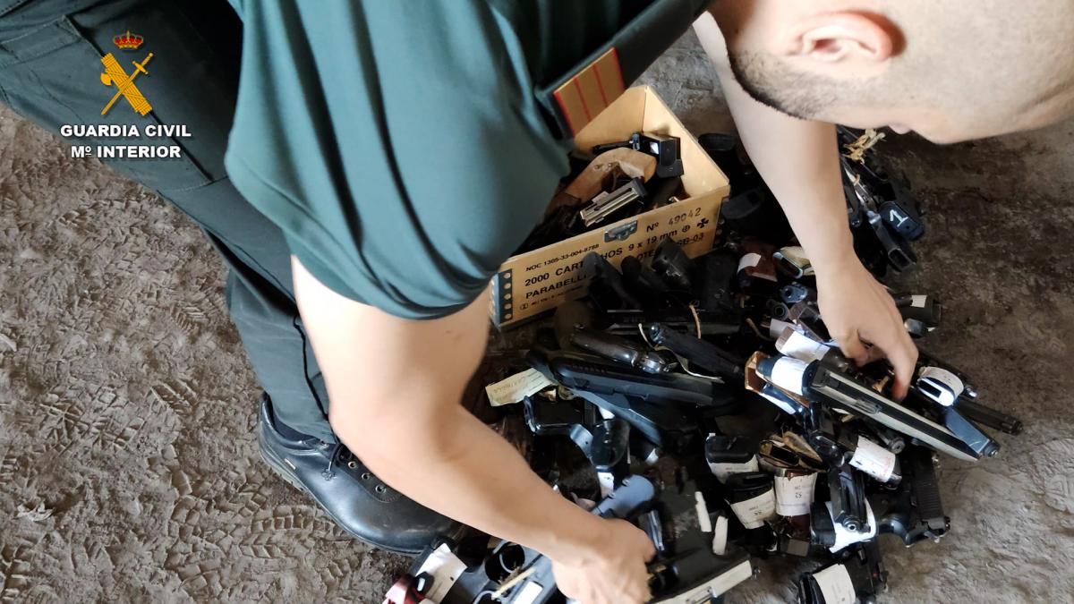 La Guardia Civil de Guadalajara reduce a chatarra más de 1.000 armas de fuego, piezas y otros objetos peligrosos / Foto: Guardia Civil