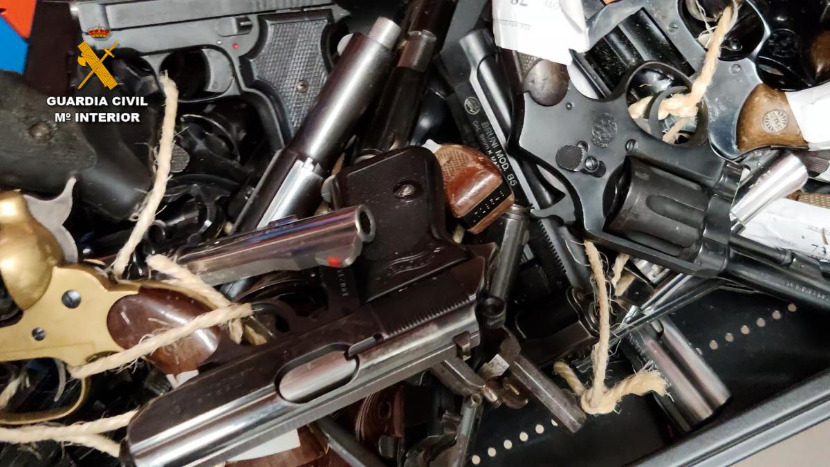 La Guardia Civil de Guadalajara reduce a chatarra más de 1.000 armas de fuego, piezas y otros objetos peligrosos / Foto: Guardia Civil