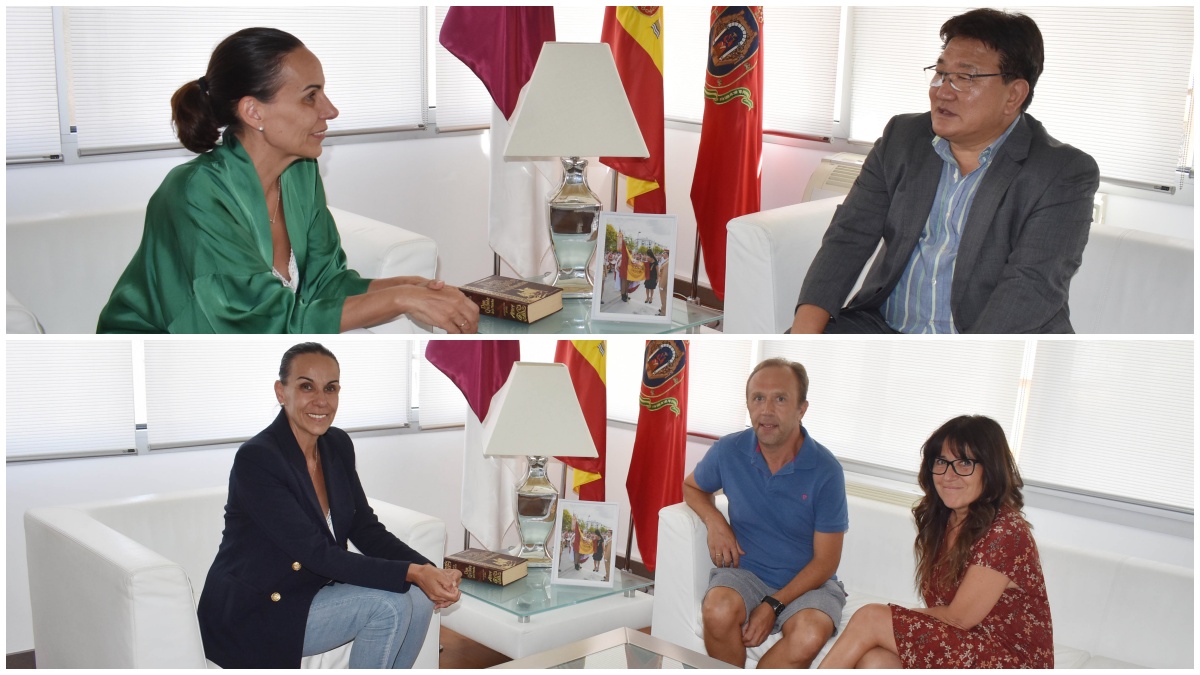 La alcaldesa de Ciudad Real recibe a los ciudadanos ejemplares 2022, el Maestro Kim, María Jesús Márquez y Juan Luis Escobar / Fotos: Ayto. Ciudad Real