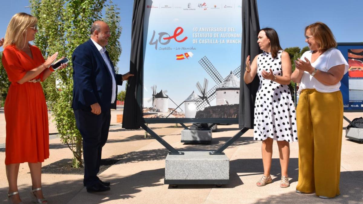 El vicepresidente ha inaugurado la exposición itinerante ‘40 años del Estatuto de Autonomía de Castilla-La Mancha’ en Alcázar de San Juan / Foto: JCCM