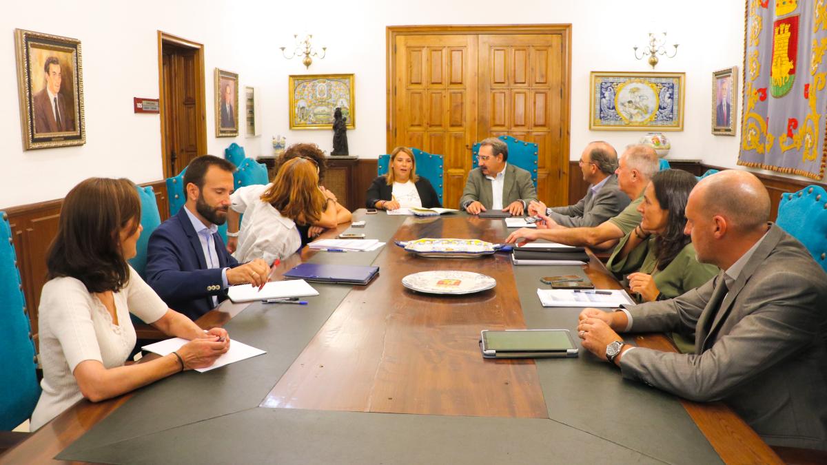 El consejero de Sanidad, Jesús Fernández Sanz, tras una reunión de trabajo mantenida este miércoles con la alcaldesa de Talavera, Tita García Élez / Foto: JCCM