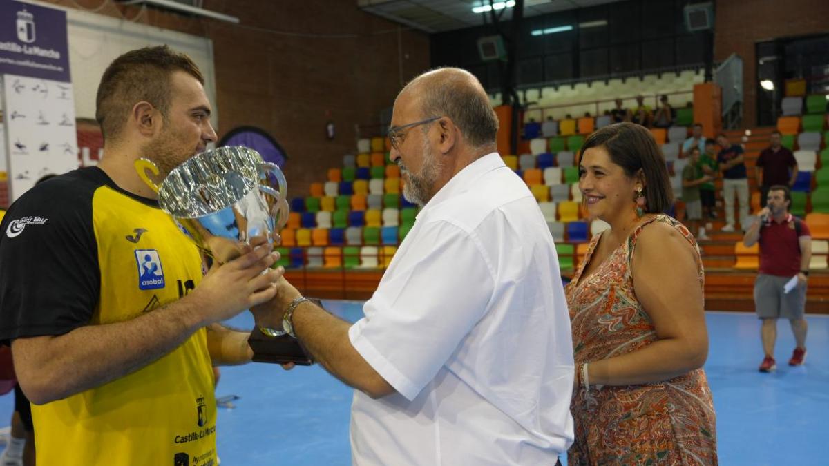 El vicepresidente del Gobierno regional, José Luis Martínez Guijarro, asistió anoche a la final y a la entrega de premios del Trofeo Junta de Comunidades de Balonmano / Foto: JCCM