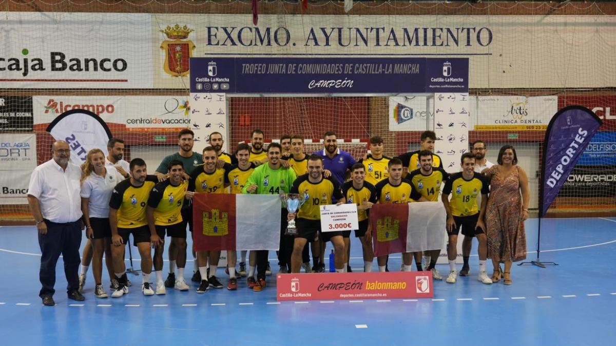 El vicepresidente del Gobierno regional, José Luis Martínez Guijarro, asistió anoche a la final y a la entrega de premios del Trofeo Junta de Comunidades de Balonmano / Foto: JCCM