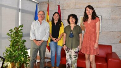 La consejera de Bienestar Social, Bárbara García Torijano, durante la reunión que ha mantenido con la presidenta de la Asociación a Favor de Niños con Necesidades Educativas (AFANNES) Toledo, Carolina Cabañas, y la coordinadora técnica, Irene Zamorano / Foto: JCCM