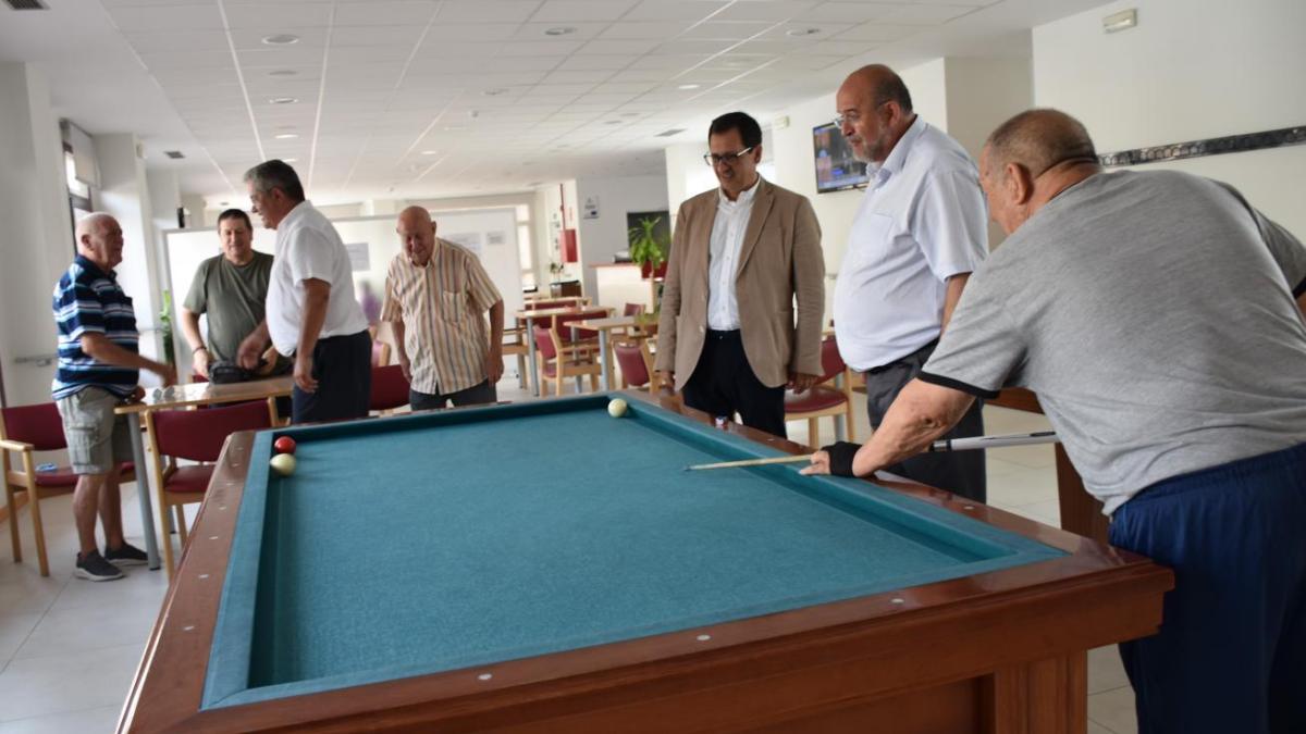 El vicepresidente de Castilla-La Mancha, José Luis Martínez Guijarro, ha visitado el Centro de Mayores acompañado del alcalde de Quintanar de la Orden, Juan Carlos Navalón; el delegado de la Junta en Toledo, Javier Úbeda; y miembros de la directiva / Foto: JCCM