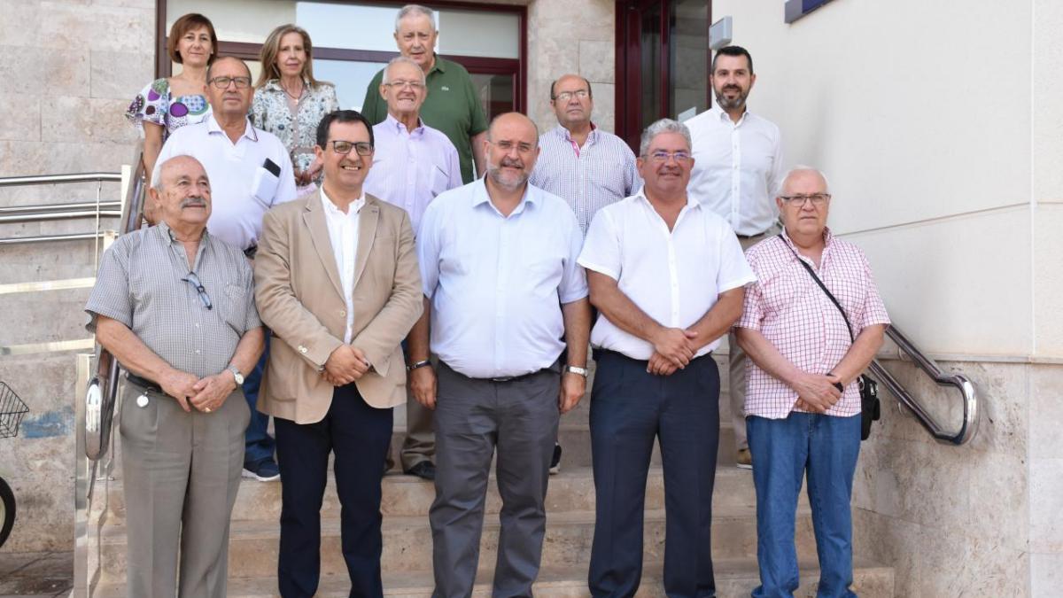 El vicepresidente de Castilla-La Mancha, José Luis Martínez Guijarro, ha visitado el Centro de Mayores acompañado del alcalde de Quintanar de la Orden, Juan Carlos Navalón; el delegado de la Junta en Toledo, Javier Úbeda; y miembros de la directiva / Foto: JCCM
