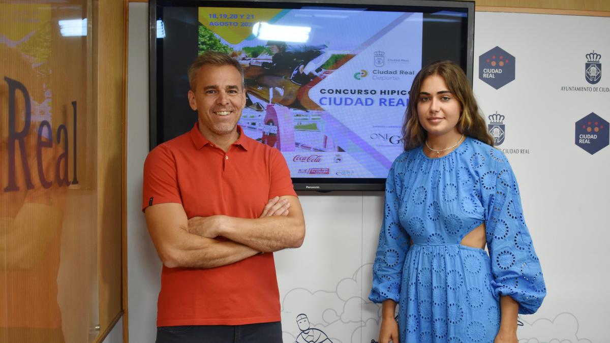 El concejal de Deportes, Antonio Gallego, junto a María Teja, representante de One to Go / Foto: Ayto. Ciudad Real