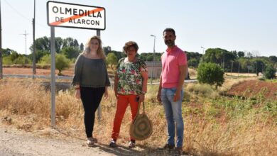 La delegada de la Junta en Cuenca, María Ángeles Martínez, durante una visita a la localidad donde ha estado acompañada por el delegado provincial de Fomento, José Ignacio Benito y la alcaldesa de la localidad, María Pilar Navarro / Foto: JCCM