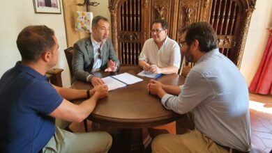 El viceconsejero de Medio Ambiente, Fernando Marchán, ha mantenido esta mañana una reunión de trabajo con el alcalde de Orgaz, Tomás Villarrubia / Foto: JCCM