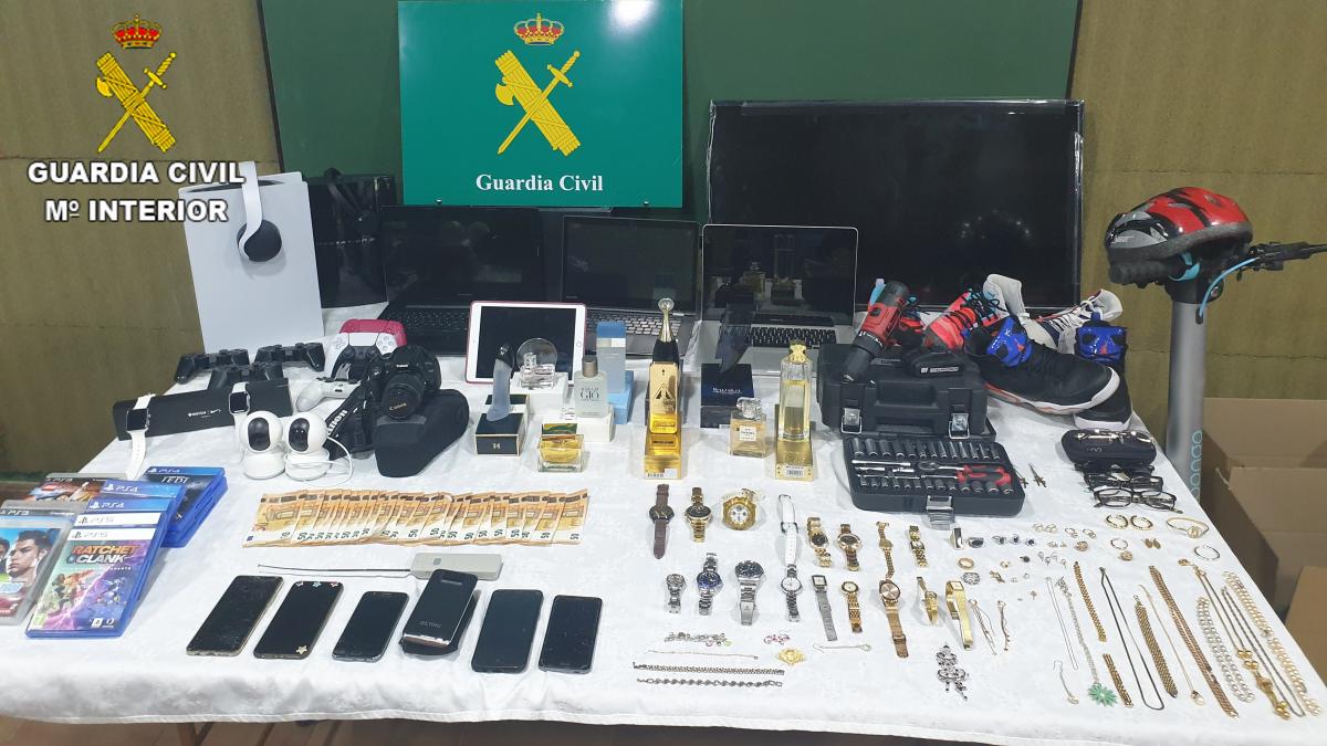 Ropa deportiva, videoconsolas, relojes, joyería y cámaras fotográficas eran sus botines preferidos, a los que daban salida a veces en el mismo día del robo / Foto: Guardia Civil