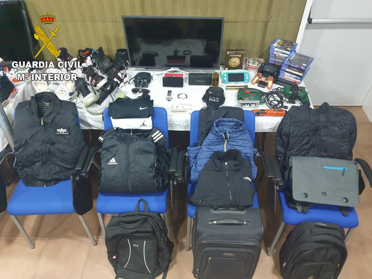 Ropa deportiva, videoconsolas, relojes, joyería y cámaras fotográficas eran sus botines preferidos, a los que daban salida a veces en el mismo día del robo / Foto: Guardia Civil