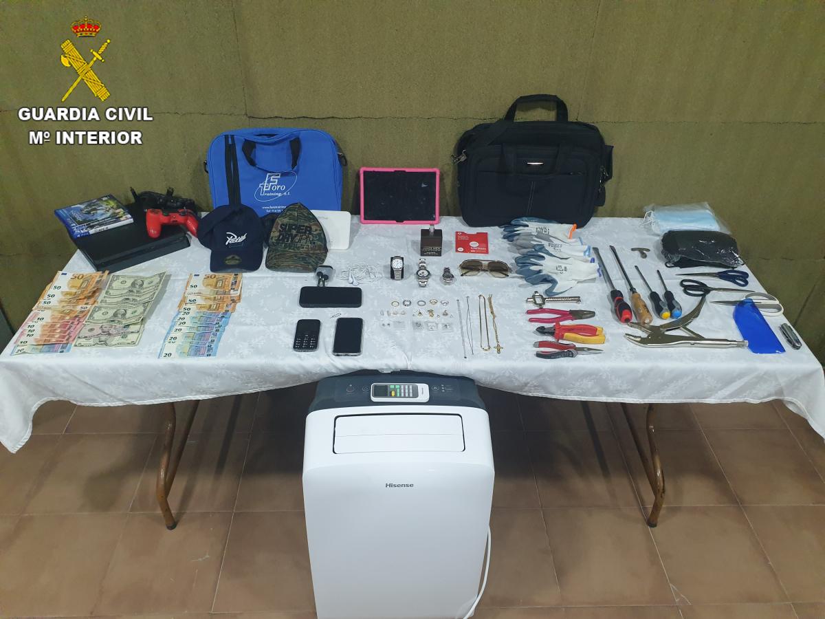 Ropa deportiva, videoconsolas, relojes, joyería y cámaras fotográficas eran sus botines preferidos, a los que daban salida a veces en el mismo día del robo / Foto: Guardia Civil