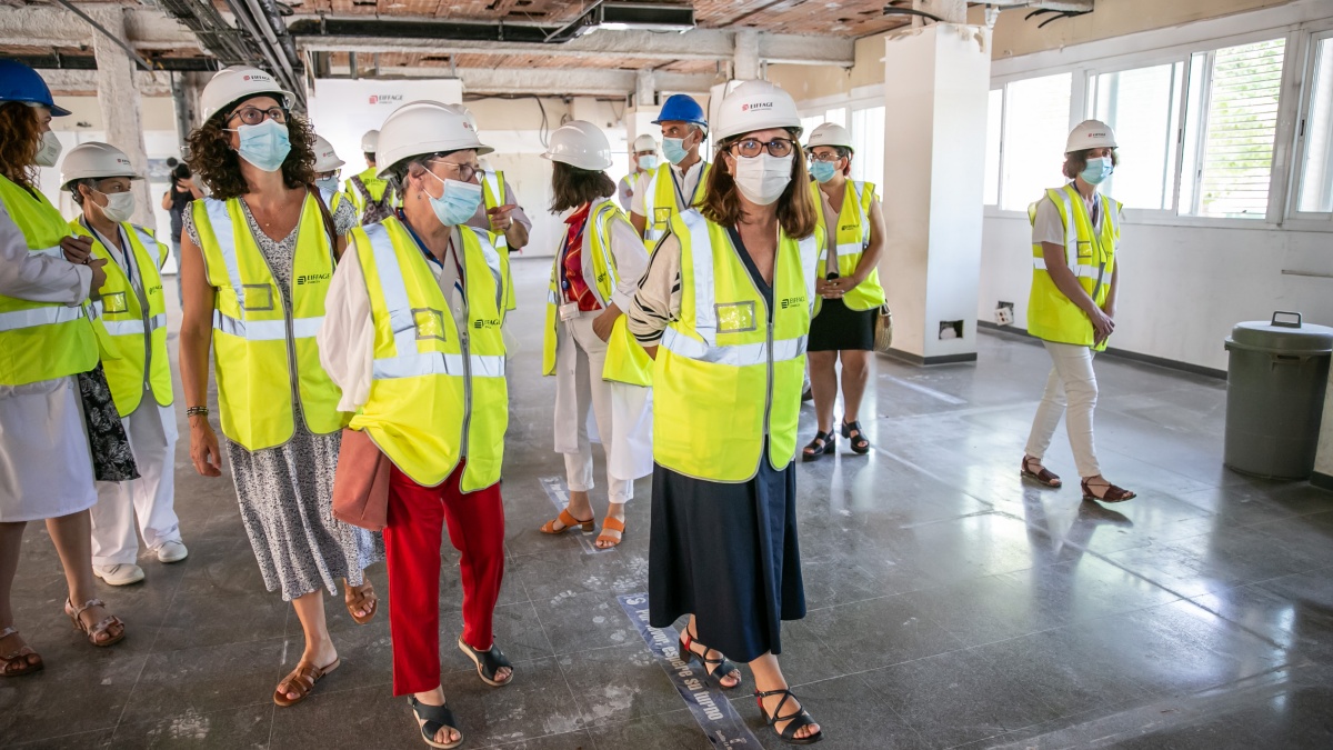 La directora gerente del SESCAM, Regina Leal, visita las obras del nuevo Centro Regional de Transfusiones de Toledo, situado en el Centro de Especialidades, Diagnóstico y Tratamiento San Ildefonso. (Foto: D. Esteban González)