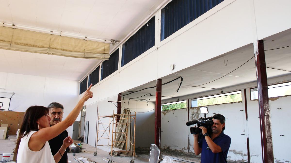 La consejera de Igualdad y portavoz del Gobierno regional, Blanca Fernández, ha visitado las obras de reforma del gimnasio del Instituto de Educación Secundaria ‘Maestro Juan de Ávila’ de Ciudad Real. (Fotos: JCCM)