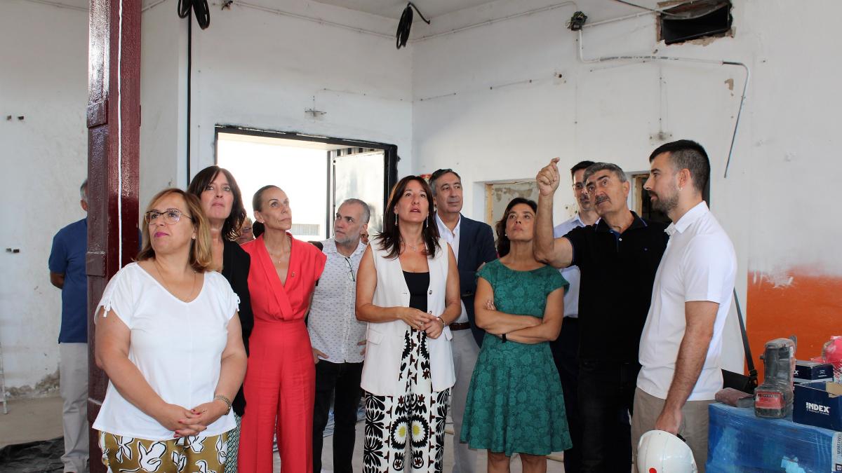 La consejera de Igualdad y portavoz del Gobierno regional, Blanca Fernández, ha visitado las obras de reforma del gimnasio del Instituto de Educación Secundaria ‘Maestro Juan de Ávila’ de Ciudad Real. (Fotos: JCCM)
