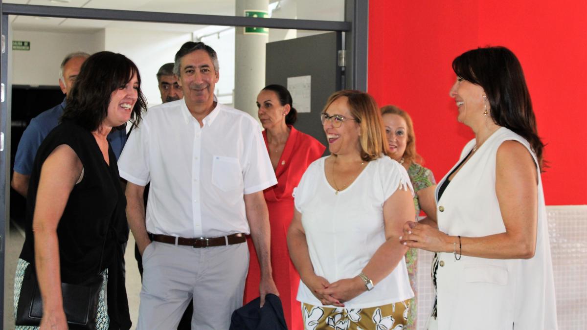  La consejera de Igualdad y portavoz del Gobierno regional, Blanca Fernández, ha visitado las obras de reforma del gimnasio del Instituto de Educación Secundaria ‘Maestro Juan de Ávila’ de Ciudad Real. (Fotos: JCCM)