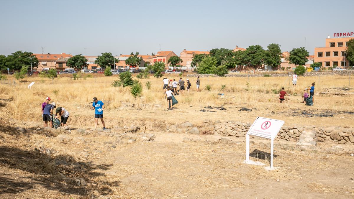 El director general de Juventud y Deportes, Carlos Yuste, visita el campo de voluntariado ‘Toledo visigodo’. Yacimiento de la Vega Baja. (Foto: D. Esteban González)