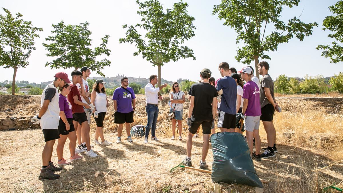 El director general de Juventud y Deportes, Carlos Yuste, visita el campo de voluntariado ‘Toledo visigodo’. Yacimiento de la Vega Baja. (Foto: D. Esteban González)