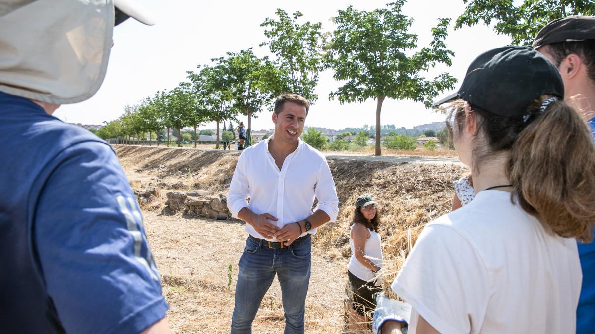 El director general de Juventud y Deportes, Carlos Yuste, visita el campo de voluntariado ‘Toledo visigodo’. Yacimiento de la Vega Baja. (Foto: D. Esteban González)