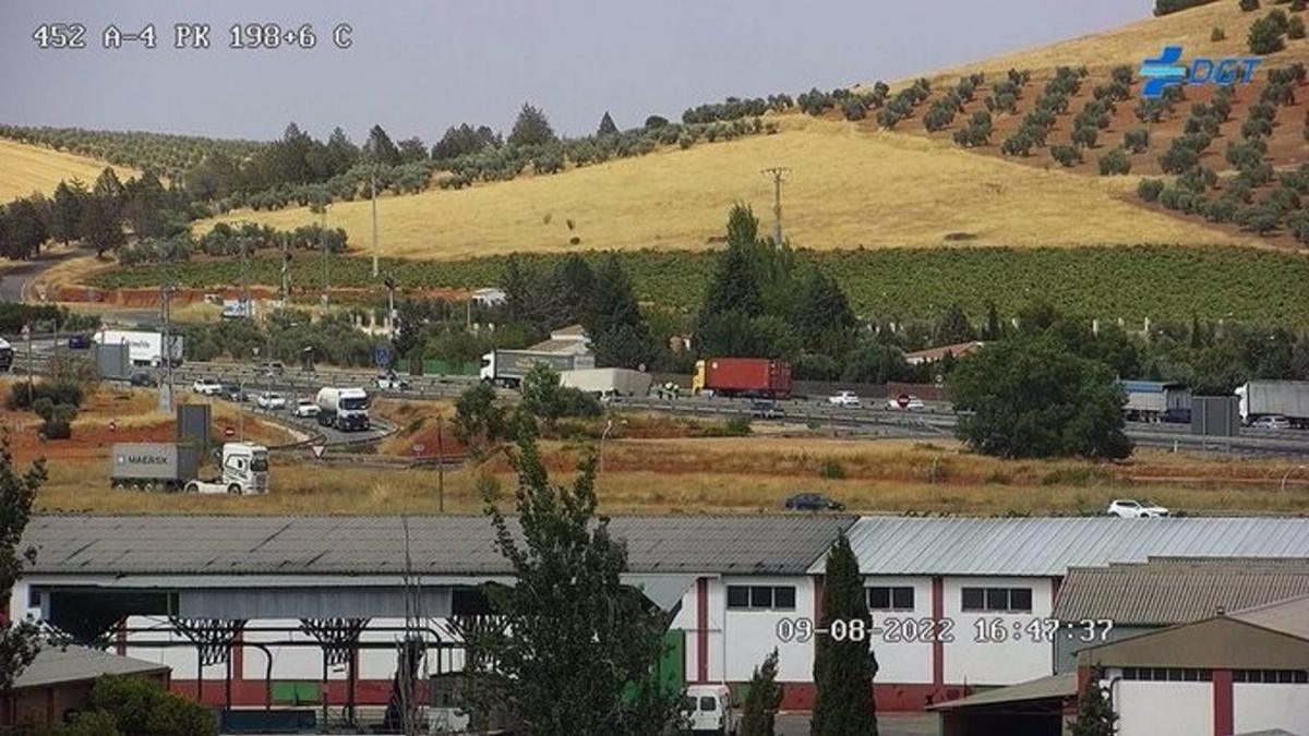 Vuelco de un camión con melones en Valdepeñas / Foto: DGT