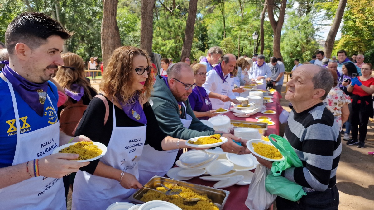 Reparten 5.000 raciones de 'Paella Solidaria' en Guadalajara / Diputación Guadalajara