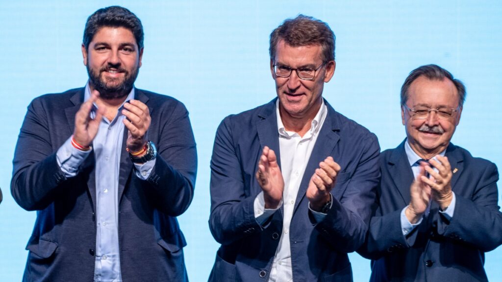 El presidente del Partido Popular, Alberto Núñez Feijóo, saluda a simpatizantes a su llegada a la primera jornada de la 25 reunión Interparlamentaria del PP que pretende sentar las bases del programa del partido, este sábado en Toledo. EFE/Ismael Herrero