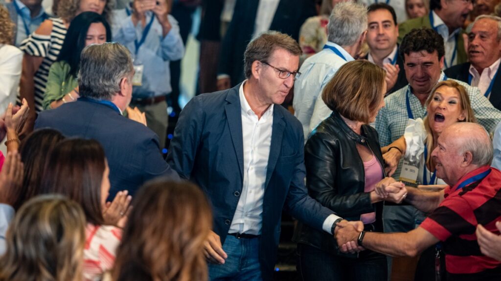 El presidente del Partido Popular, Alberto Núñez Feijóo, saluda a simpatizantes a su llegada a la primera jornada de la 25 reunión Interparlamentaria del PP que pretende sentar las bases del programa del partido, este sábado en Toledo. EFE/Ismael Herrero
