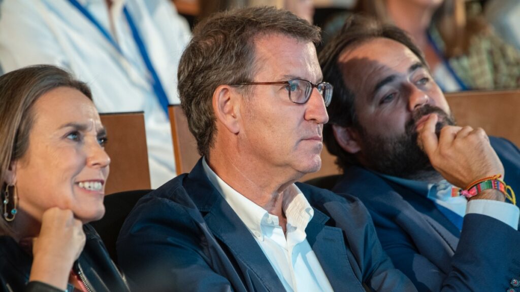 El presidente del Partido Popular, Alberto Núñez Feijóo, saluda a simpatizantes a su llegada a la primera jornada de la 25 reunión Interparlamentaria del PP que pretende sentar las bases del programa del partido, este sábado en Toledo. EFE/Ismael Herrero