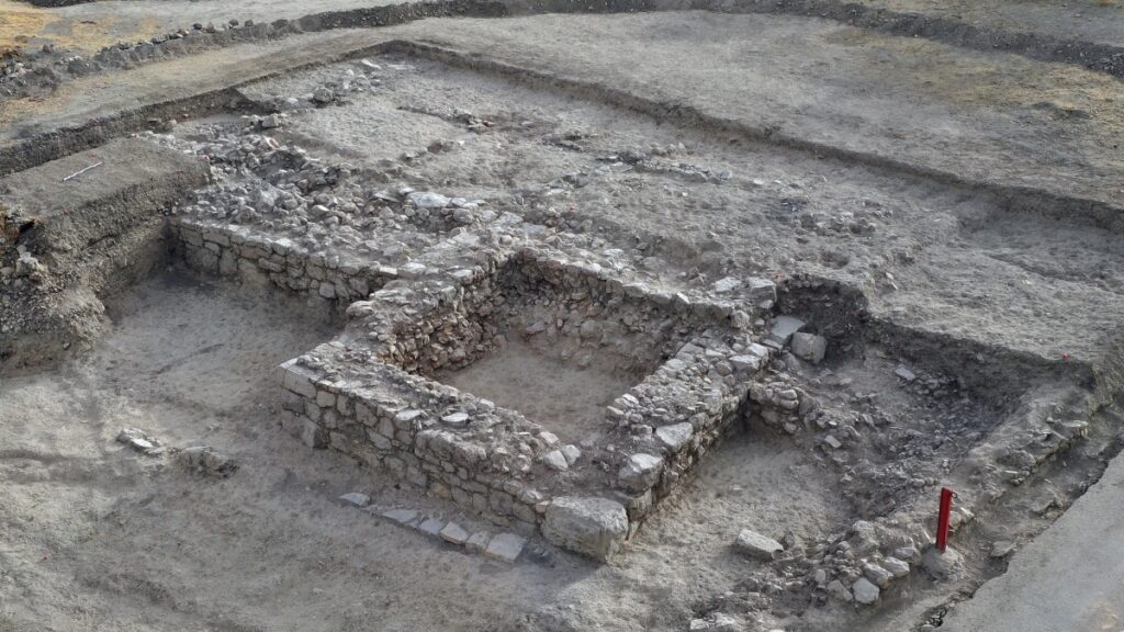 El Gobierno regional da a conocer el hallazgo de un torreón de la puerta Este de la muralla romana en el Parque Arqueológico de Libisosa / JCCM