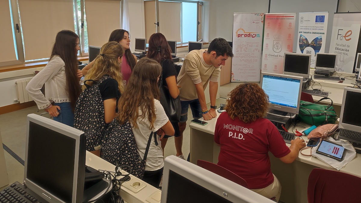 Los Puntos de Inclusión Digital llegan a la UCLM en Ciudad Real / Ayto. Ciudad Real