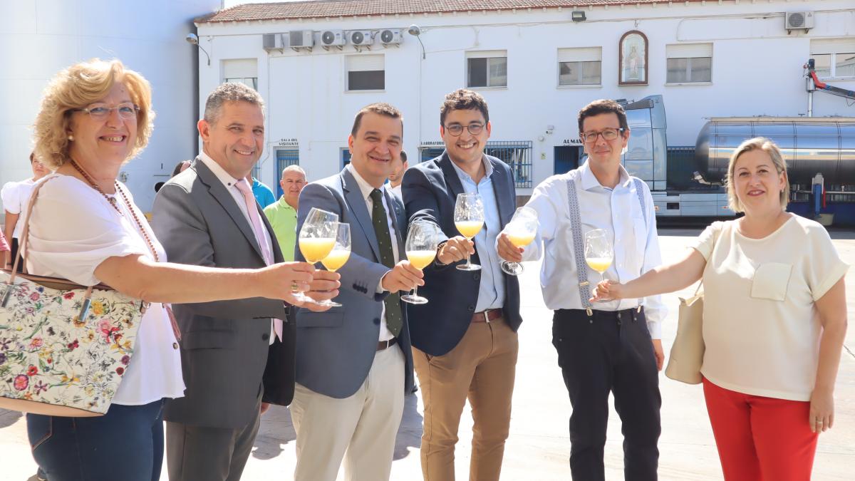 El consejero de Agricultura, Agua y Desarrollo Rural, Francisco Martínez Arroyo visita a la Cooperativa ‘Santa Catalina’ de La Solana / Foto: JCCM