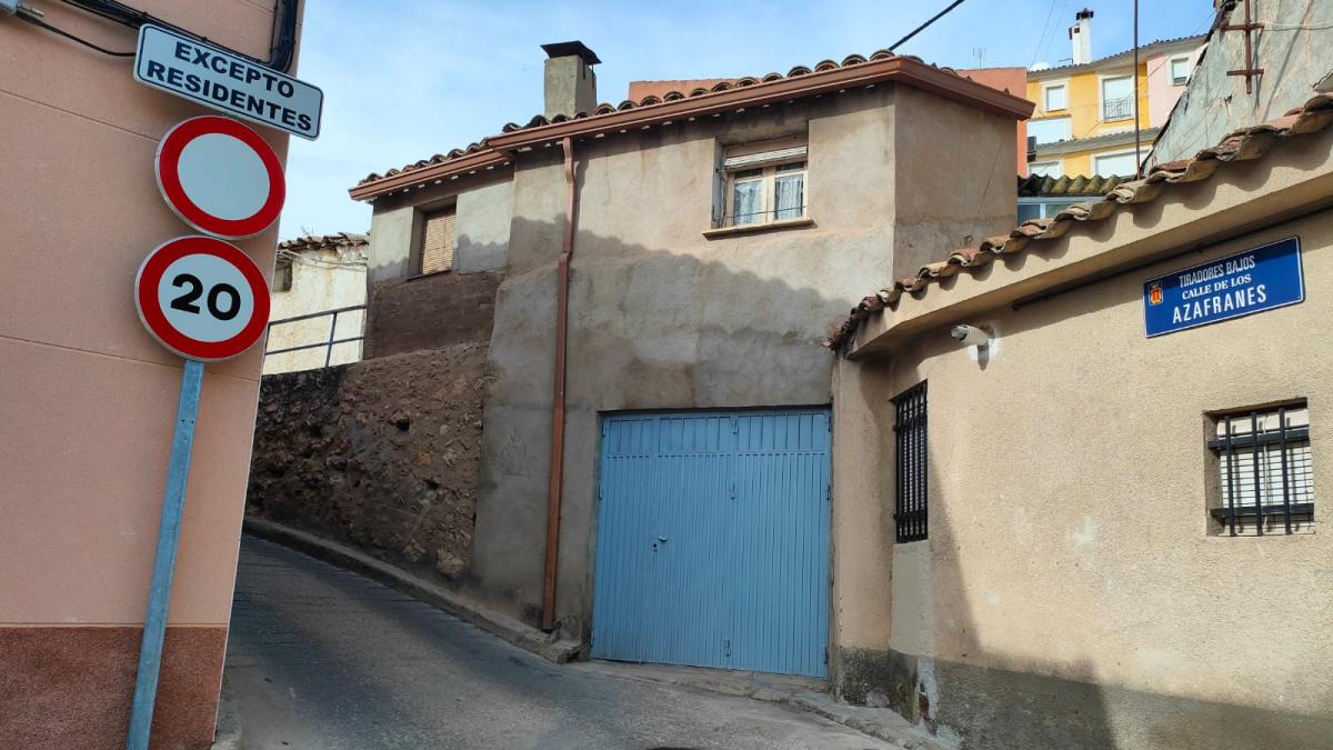 Vecinos de Tiradores Bajos se concentraron este lunes en la Puerta de Valencia para protestar por la reorganización del tráfico en este barrio conquense