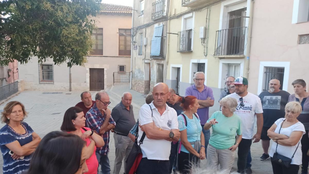 Vecinos de Tiradores Bajos se concentraron este lunes en la Puerta de Valencia para protestar por la reorganización del tráfico en este barrio conquense