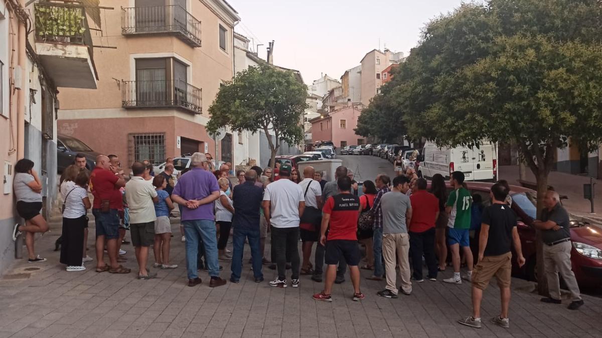Vecinos de Tiradores Bajos se concentraron este lunes en la Puerta de Valencia para protestar por la reorganización del tráfico en este barrio conquense