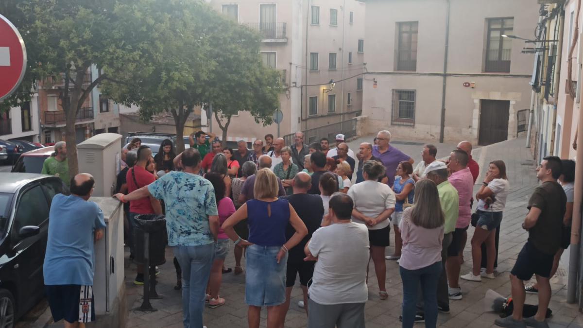 Vecinos de Tiradores Bajos se concentraron este lunes en la Puerta de Valencia para protestar por la reorganización del tráfico en este barrio conquense