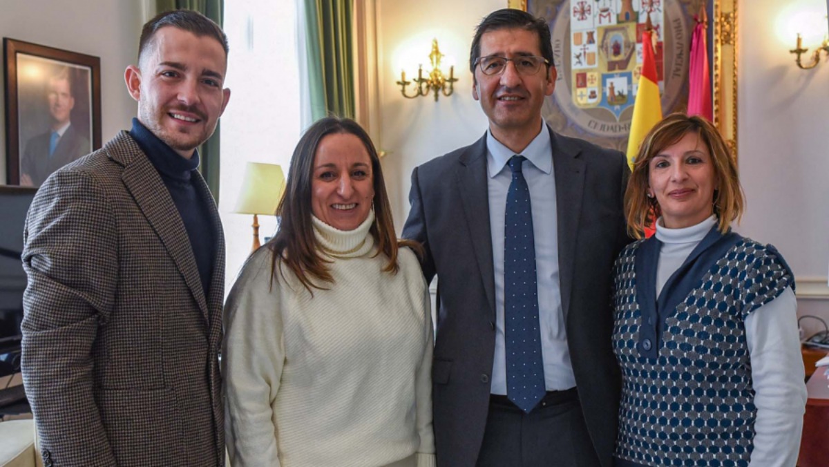 El presidente de la Diputación de Ciudad Real se interesa por las