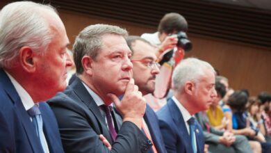 Emiliano Garcia Page, presidente de Castilla la Mancha , el presidente de Asturias Adrian Barbón e Iñigo Urkullu, lehendakari de Euskadi en el Atrio del Parlamento foral, a 17 de agosto de 2023, en Pamplona, Navarra (España). La candidata socialista María Chivite fue investida el pasado 15 de agosto como presidenta de Navarra, en la segunda jornada del pleno celebrado en el Parlamento, al recibir el apoyo de su grupo, el Partido Socialista de Navarra (PSN), Geroa Bai, Contigo Navarra y la abstención de EH Bildu, lo que le ha dado la mayoría simple necesaria en la segunda votación para su investidura. Chivite no salió elegida en la primera votación por mayoría absoluta. Chivite promete hoy su cargo del que será su segundo mandato ante el Presidente del Parlamento.