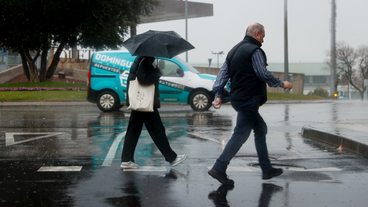 TOLEDO, 17/01/2024.- Dos personas caminan bajo la lluvia este miércoles en Toledo, donde se notan los efectos de la borrasca Irene.