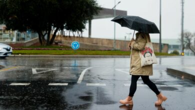 TOLEDO, 17/01/2024.- Una person camina bajo la lluvia este miércoles en Toledo, donde se notan los efectos de la borrasca Irene. EFE/ Ismael Herrero