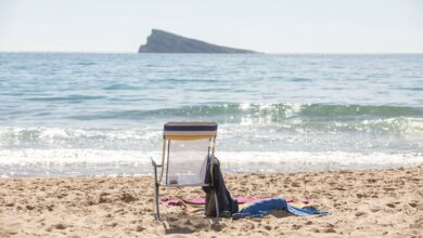 Una silla plegable de playa en la playa de Poniente, a 11 de marzo de 2023, en Benidorm, Alicante, Comunidad Valenciana (España). Durante este fin de semana, la provincia de Alicante experimenta una subida de temperaturas de entre 8 y 10 grados centígrados, llegando a rondar una temperatura atípica para estas fechas de 30 grados centígrados. Las altas temperaturas casi veraniegas estarán acompañadas de fuertes rachas viento. 11 MARZO 2023;CALOR;CLIMA;CAMBIO CLIMÁTICO;ALTAS TEMPERATURAS;PLAYA;MAR;ARENA;TURISMO;MEDITERRÁNEO;MAR MEDITERRÁNEO;VISERA;GAFAS DE SOL;CAMBIO CLIMÁTICO;ROCA;TOALLA; Joaquín Reina / Europa Press (Foto de ARCHIVO) 11/3/2023