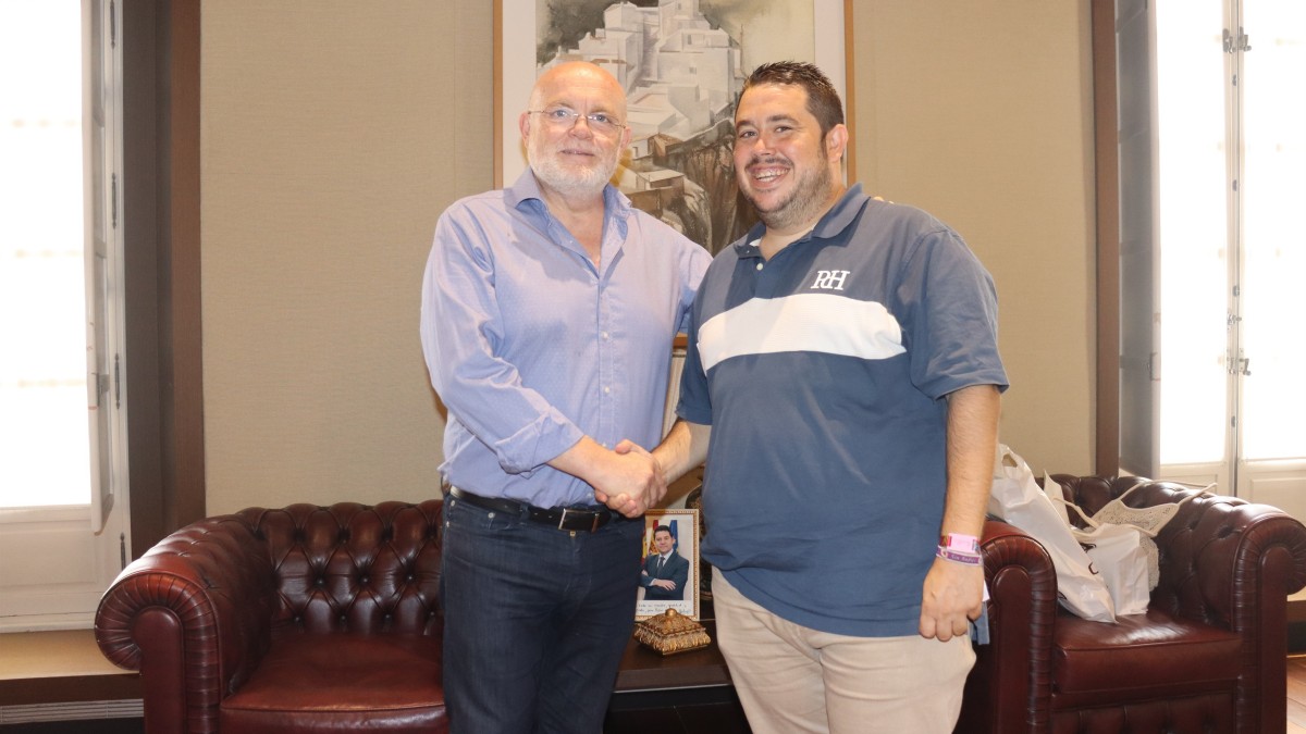 El delegado de la Junta, Pedro Antonio Ruiz Santos y yl alcalde de Bogarra, Andrés Carreño Sánchez. JCCM