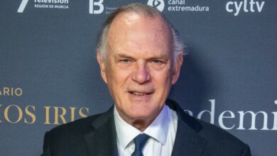 Pedro Piqueras posa con su premio tras la ceremonia de entrega de los Premios Iris que otorga la Academia de la Televisión en el Gran Teatro CaixaBank Príncipe Pío, a 16 de enero de 2024, en Madrid (España). La noche del reconocimiento a la excelencia del audiovisual español convoca a casi 1000 profesionales en la gran fiesta de la televisión. Durante la Ceremonia se entrega el máximo galardón de la Academia, el Premio a la Trayectoria Jesús Hermida, a Pedro Piqueras por una vida ligada a la televisión. PREMIOS;TELEVISIÓN José Oliva / Europa Press 16/1/2024