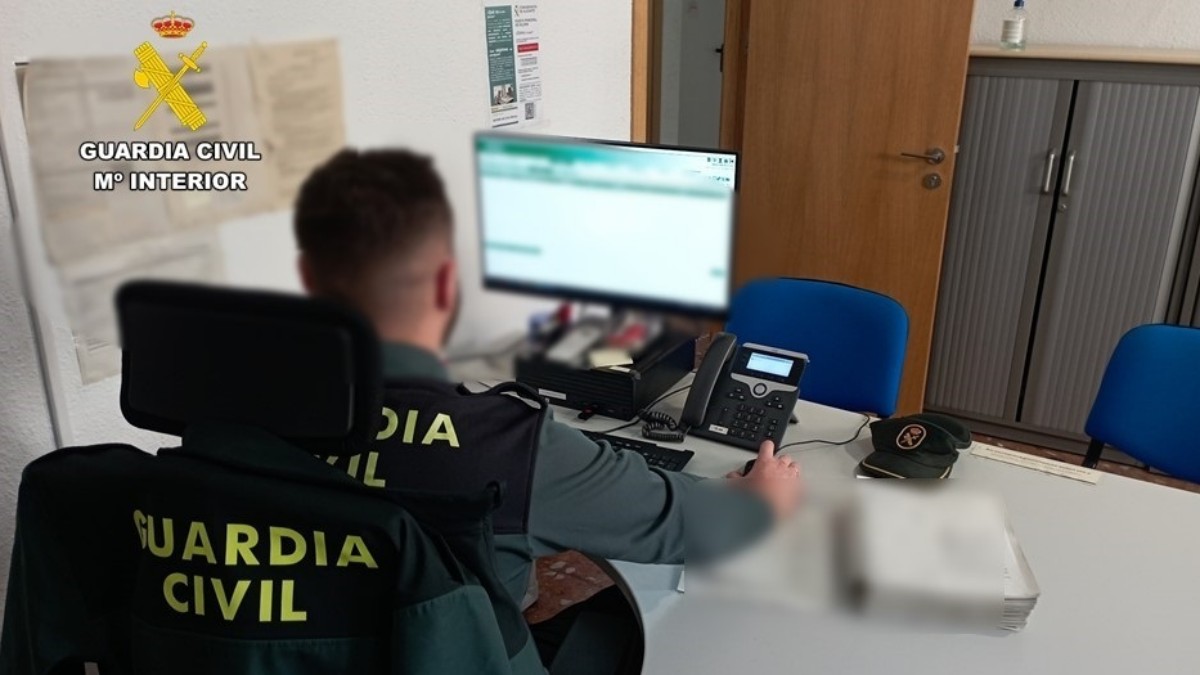 Detenido en Villena por estafar 2.800 euros con la venta de aceite y vehículos en una red social GUARDIA CIVIL 17/1/2024