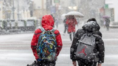 Dos niños caminan mientras nieva, a 19 de enero de 2024, en Soria, Castilla y León (España). El paso de la borrasca Juan ha traído consigo importantes nevadas que dificultan la circulación en varias carreteras de la red principal de las provincias de Soria, Segovia, Zaragoza y Guadalajara, mientras que en tres vías secundarias de Extremadura se ha cortado el tráfico debido a las fuertes lluvias que se registran en la comunidad. 19 ENERO 2024;SORIA;BORRASCA JUAN;NIEVE C. Serrano / Europa Press 19/1/2024