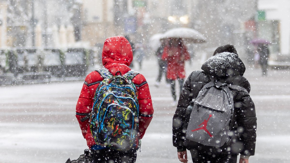 Dos niños caminan mientras nieva, a 19 de enero de 2024, en Soria, Castilla y León (España). El paso de la borrasca Juan ha traído consigo importantes nevadas que dificultan la circulación en varias carreteras de la red principal de las provincias de Soria, Segovia, Zaragoza y Guadalajara, mientras que en tres vías secundarias de Extremadura se ha cortado el tráfico debido a las fuertes lluvias que se registran en la comunidad. 19 ENERO 2024;SORIA;BORRASCA JUAN;NIEVE C. Serrano / Europa Press 19/1/2024