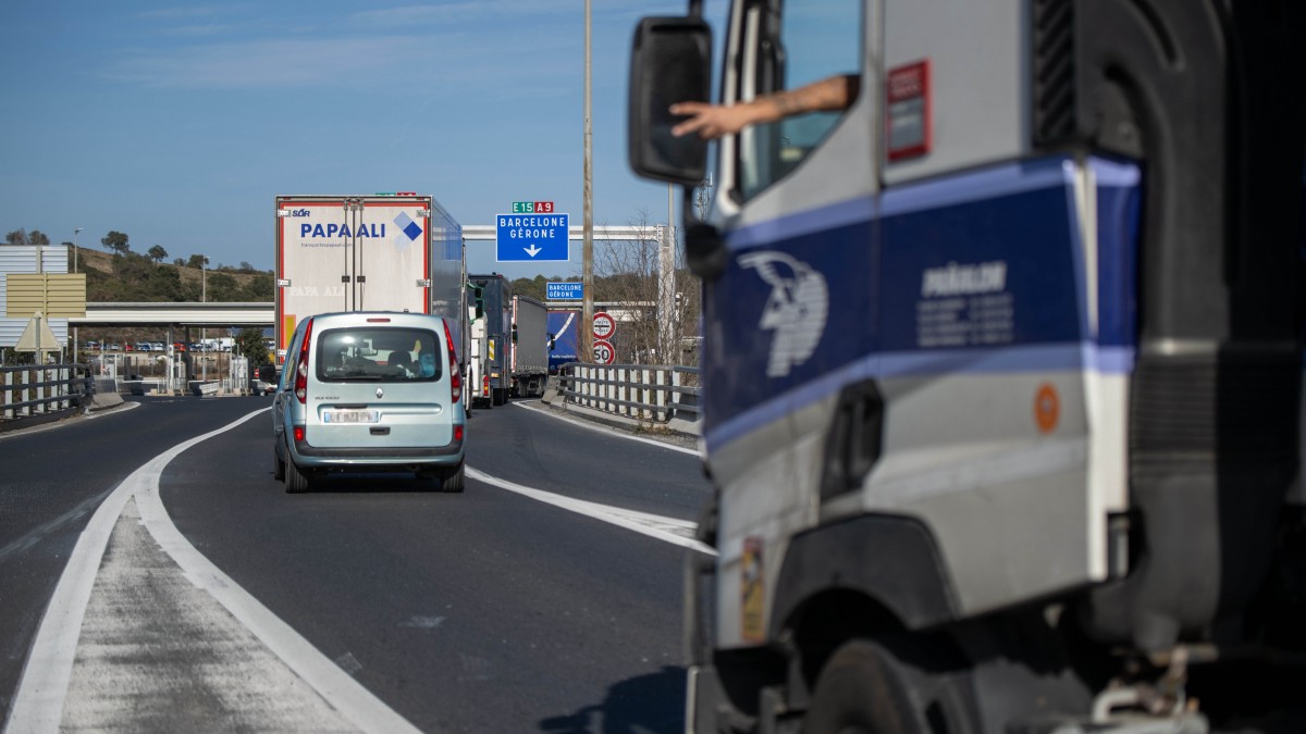 Varios vehículos circulan, a 27 de enero de 2024, en Le Boulou (Francia). Se ha reabierto el tráfico en la A-9 francesa y la AP-7 española en la frontera entre Francia y España tras los cortes producidos ayer por las protestas de los sindicatos agrarios franceses. Estas protestas del sector agrario se han ido extendiendo por todo el país desde la semana pasada con bloqueos de carreteras y tractores, mientras la consigna del Gobierno es evitar la intervención policial para no subir la crispación. 27 ENERO 2024;TRÁFICO;CORTES;AGRICULTORES;PROTESTAS;COCHES Lorena Sopêna / Europa Press 27/1/2024