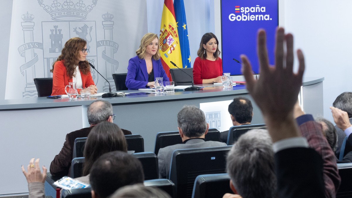 (I-D) La ministra de Sanidad, Mónica García; la ministra de Educación, Formación Profesional y Deporte, Pilar Alegría y la ministra de Infancia y Juventud, Sira Rego, durante una rueda de prensa posterior a la reunión del Consejo de Ministros, en el Palacio de la Moncloa, a 30 de enero de 2024, en Madrid (España). El Consejo de Ministros ha aprobado la creación de la Agencia Estatal de Salud Pública, con el fin de que el Congreso de los Diputados pueda dar luz verde al proyecto en el próximo trimestre. Según el Gobierno, la ley tiene como objetivo "mejorar la salud, mejorar la equidad en salud y mejorar el bienestar y proteger a la población frente a los diferentes riesgos y amenazas para la salud’’. 30 ENERO 2024;SALUD;SANIDAD;AGENCIA ESTATEL PUBLICA;CONSEJO DE MINISTROS Eduardo Parra / Europa Press 30/1/2024