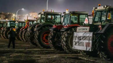 GUADALAJARA, 20/02/2024.- Agricultores con sus tractores este martes en Guadalajara, antes de participar mañana miércoles en una masiva tractorada en Madrid, hacia donde se desplazarán alrededor de 500 tractores desde varias comunidades. EFE/ Nacho Izquierdo