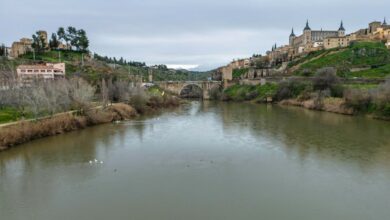 TOLEDO, 09/02/2024.- Vista del río Tajo a su paso por Toledo este viernes. Un estudio de la Cátedra del Tajo UCLM-Soliss ha reflejado la influencia del río en la sociedad toledana de los años 50, 60 y 70, con veinte testimonios de quienes en su niñez disfrutaron del río Tajo y aprendieron a nadar en él, en contraste con la tristeza que les produce la situación actual de degradación. EFE/Ángeles Visdómine